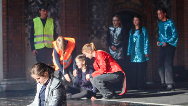 Aus »Meine Welt ist aus den Fugen« 2024. Foto: TheaterKids St. Pauli