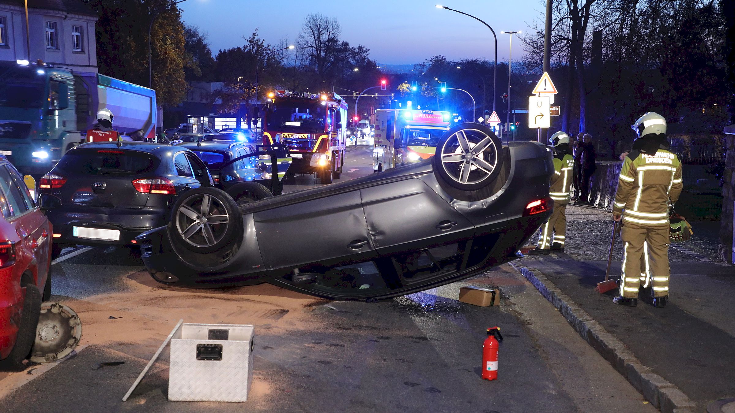 Der aufgefahrene Audi überschlug sich auf der Radeburger Straße  - Foto: R. Halkasch