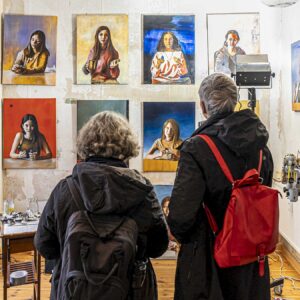 Besucher*innen im November 2024 im Atelier Karen Gäbler auf der Prießnitzstraße. Foto: Peter Zuber