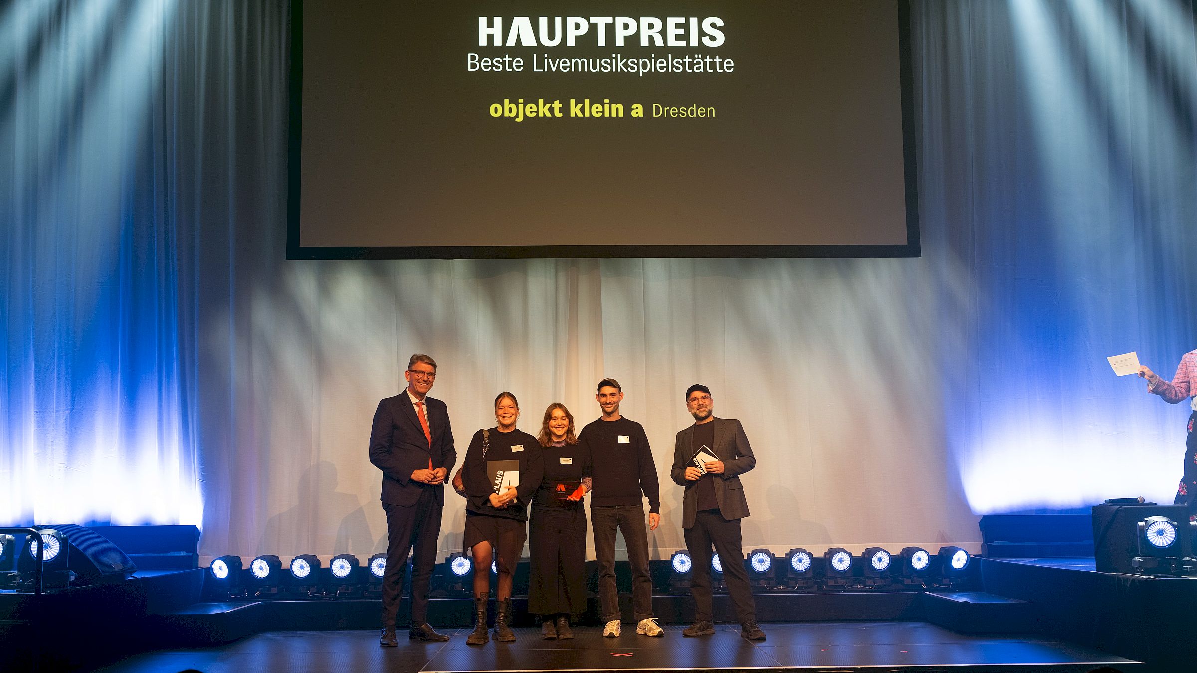 Applaus-Award - Kulturstaatsminister Wolfram Weimer mit dem Hauptpreisträger objekt klein a - Foto: PR/Bernhard Schinn