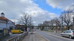 Industriegelände: Fußgängerbrücke über Königsbrücker wird abgebaut Die Brücke wird demontiert. Foto: Archiv Anton Launer