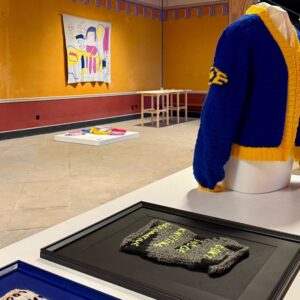 "neuerdings" bringt weitere Pop-Up-Ausstellung ins Japanische Palais Die Wanddecke von Bettina Kletzsch im Hintergrund gab den Anstoß zur Strick-Ausstellung. Katja Gärtner und Crochet of Death zeigen mit den gerahmten Textilien und der Jacke, wie vielfältig eine Ausstellung zu dem Thema werden kann.