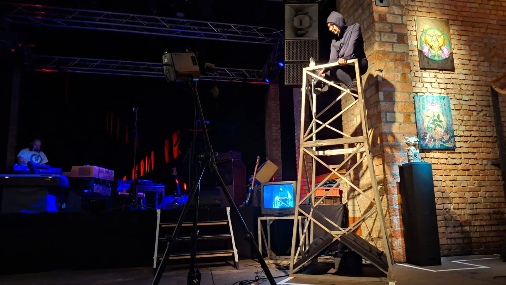 So hoch, so nah – so untouchable, so rührend: Performance mit musikalischer Untermalung zur Vernissage von "Crossover". Foto: Jakub Gawlik