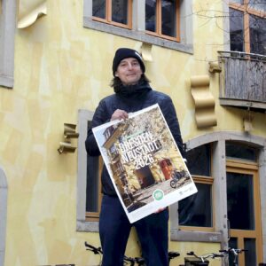 Neustadt-Spaziergang für 2026 Für das Titelbild hat Stephan Böhlig Menschen beim Fotografieren im Kunsthof fotografiert. Foto: Anton Launer