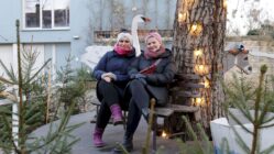 Weihnachten im Hinterhof Christin und Antonia organisieren gemeinsam mit den Nachbar*innen den Weihnachtsmarkt an der Alten Fabrik. Foto: Anton Launer