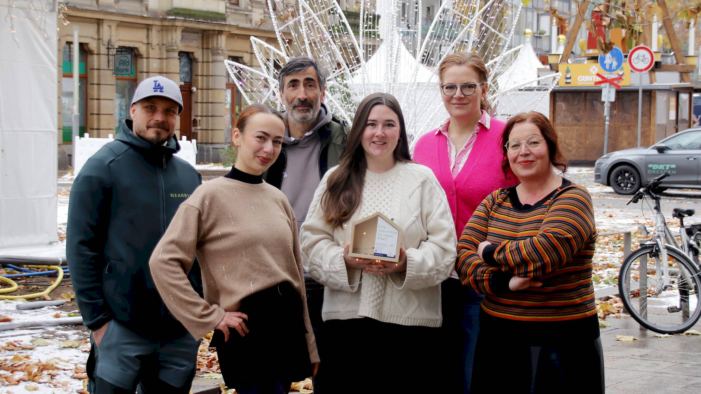 Susanne Wetzel (2.v.r.) freut sich über die Unterstützung der Neustädter Unternehmer*innen - Foto: Anton Launer