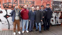 Fünf Jahre Konfliktmanagement in der Äußeren Neustadt Sie kooperieren für mehr Sicherheit im Viertel. Neustadt-Kümmerer Peter Thormeyer, Nachtschlichter-Chef Allessandro Finke, Scheune-Vorplatz-Verantwortlicher Olaf Hornuf, Ordnungsbürgermeisterin Eva Jähnigen (Grüne), Stadtbezirksamtsleiter André Barth, Revierleiter Jürgen Kunath und Bürgerpolizist Elko Reißig. Foto: Anton Launer