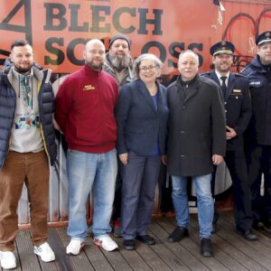 Fünf Jahre Konfliktmanagement in der Äußeren Neustadt Sie kooperieren für mehr Sicherheit im Viertel. Neustadt-Kümmerer Peter Thormeyer, Nachtschlichter-Chef Allessandro Finke, Scheune-Vorplatz-Verantwortlicher Olaf Hornuf, Ordnungsbürgermeisterin Eva Jähnigen (Grüne), Stadtbezirksamtsleiter André Barth, Revierleiter Jürgen Kunath und Bürgerpolizist Elko Reißig. Foto: Anton Launer