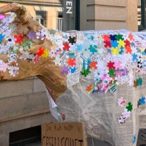 Gesellschafts-Kuh vor dem Trageladen. Foto: Preibischq