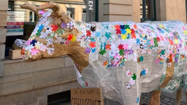 Gesellschafts-Kuh vor dem Trageladen. Foto: Preibischq