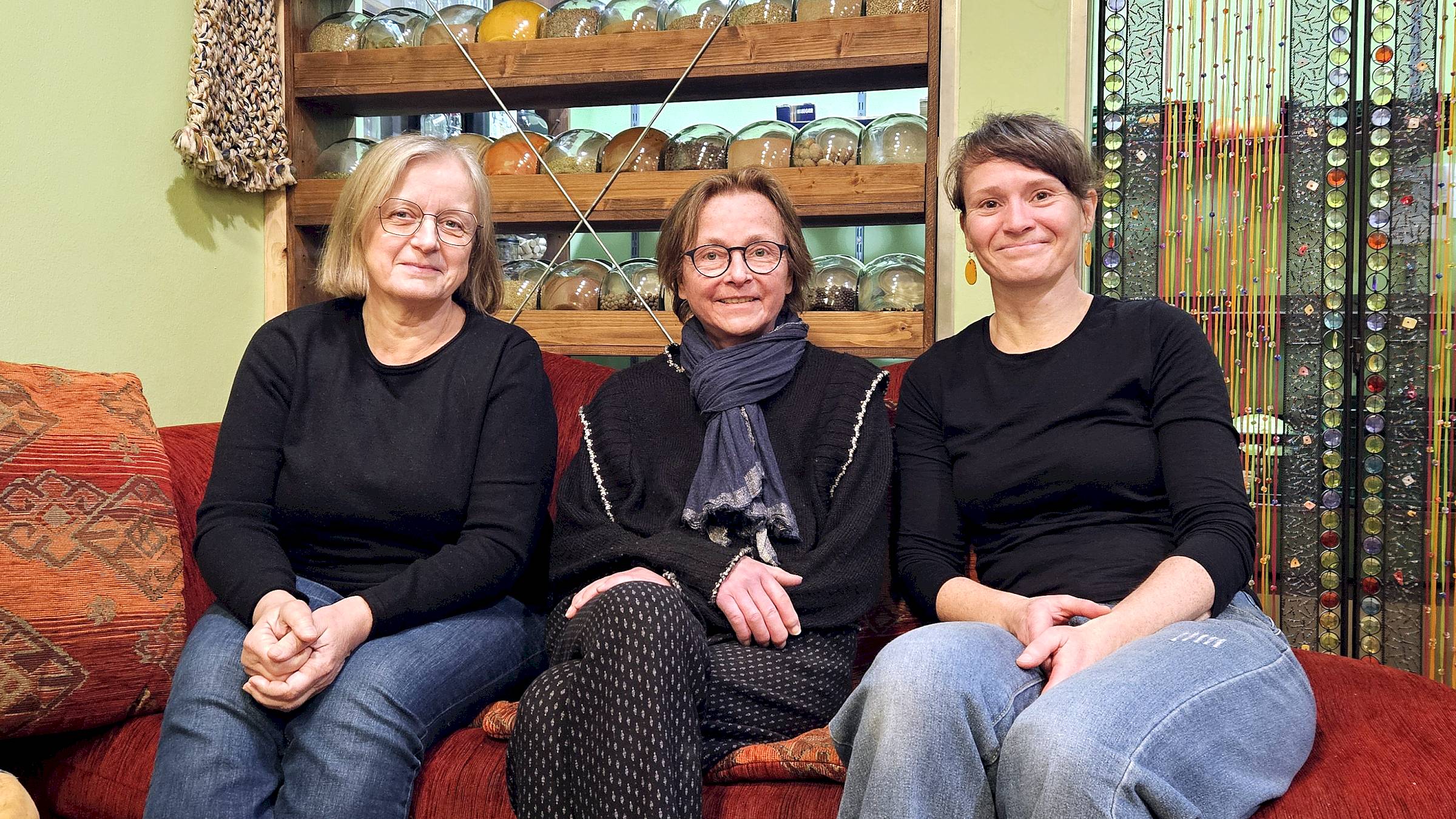 Kristin Richter, Berit Heller, Manja Rudolph (v.l.) - Lose hat wieder eine Zukunft. Foto: Anton Launer