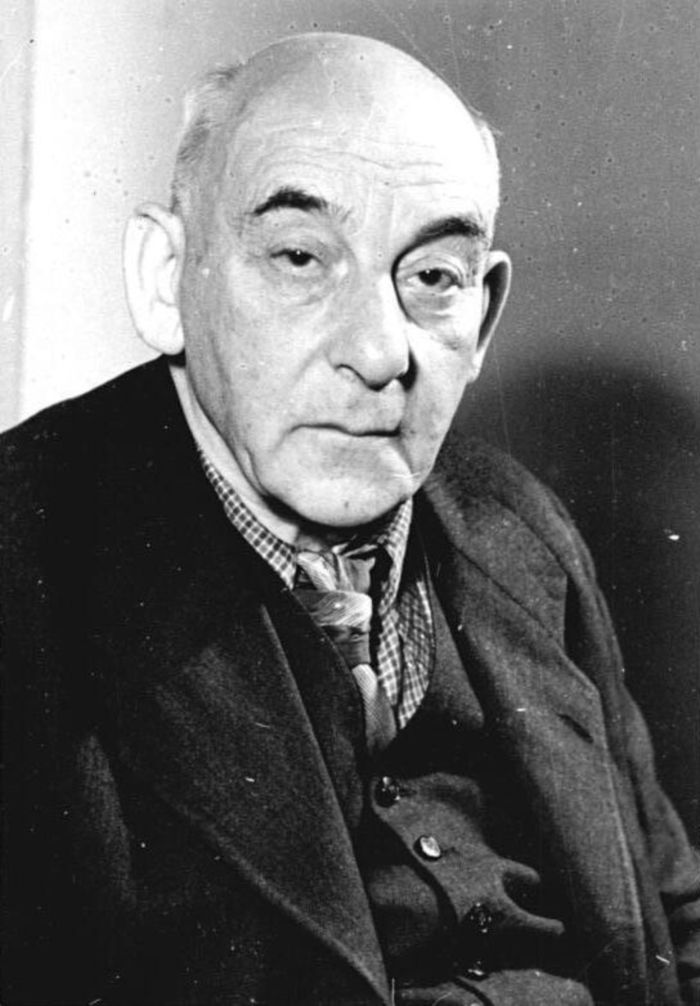 Professor Dr. Victor Klemperer, sozialistischer Literarwissenschaftler und Romanist, geb. 9.10.1881 in Landsberg (Warthe) gest. 11.2.1960 in Dresden; 1920-33 Professor an der Technischen Hochschule Dresden, unter dem Faschismus ständigen Verfolgungen ausgesetzt, seit 1947 Professor in Greifswald, seit 1948 in Halle und seit 1950 gleichzeitig an der Humboldt-Universität Berlin. (Aufnahme September 1952). Bundesarchiv, Bild 183-16552-0001 / CC-BY-SA 3.0