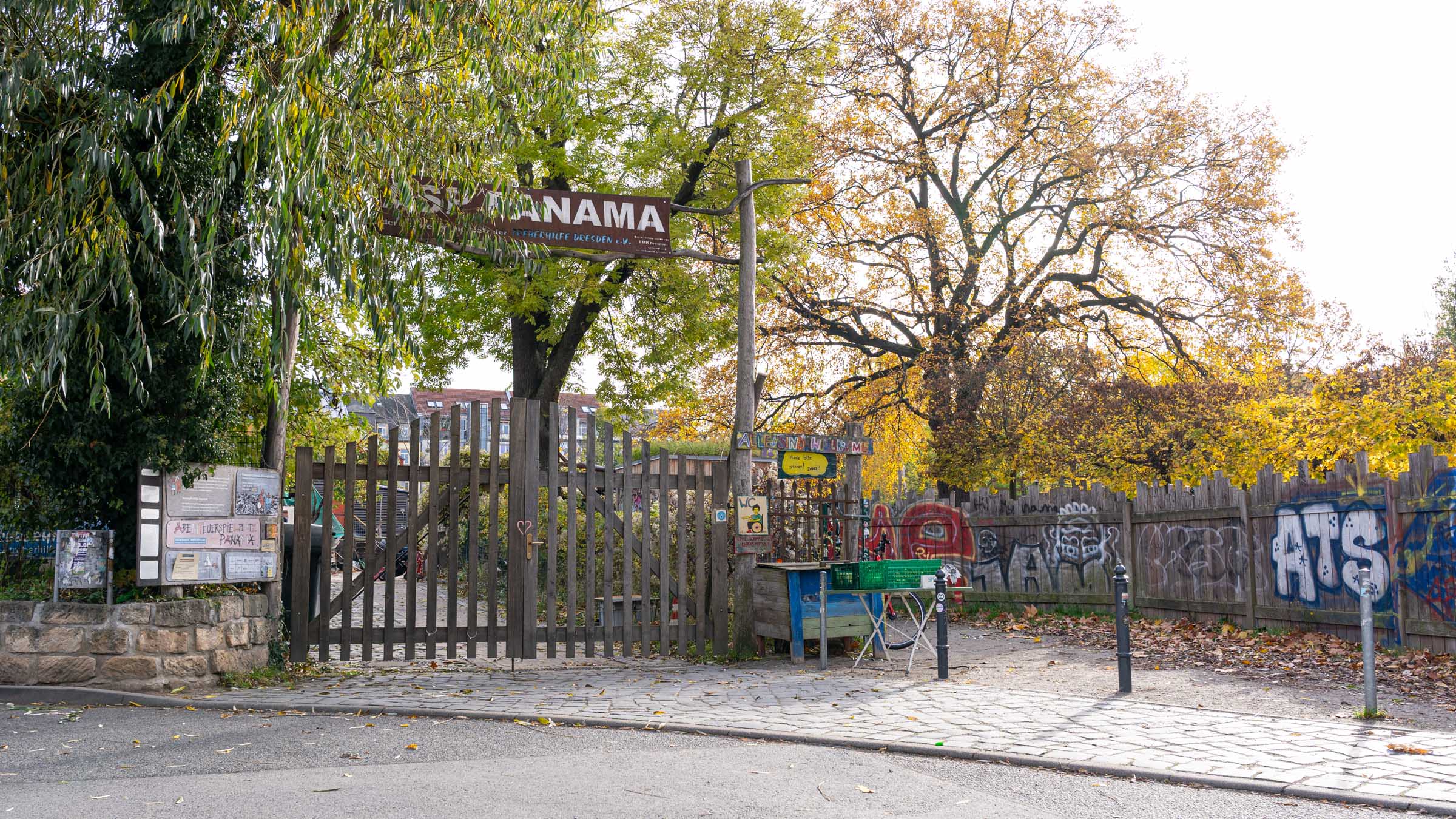 Der Eingag zum Abenteuerspielplatz ASP Panama. Rechts daneben der Schleichpfad zum Louisenspielplatz. Foto: Sebastian Diehl
