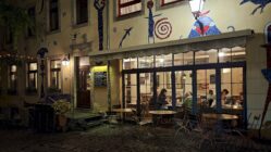 Lila Soße im Hof der Fabelwesen zwischen Alaun- und Görlitzer Straße - Foto: Anton Launer