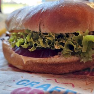 Leckerer Burger bei Graffiti-Grubs - Foto: Anton Launer