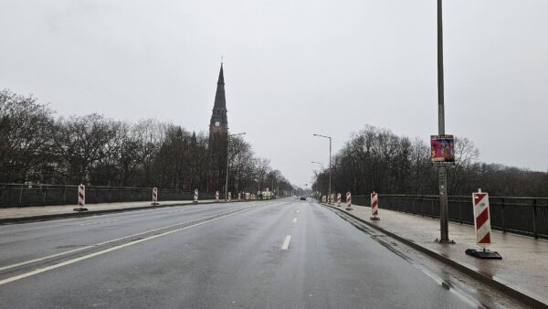Die Warnbaken für die Absperrungen stehen schon bereit. Foto: Anton Launer
