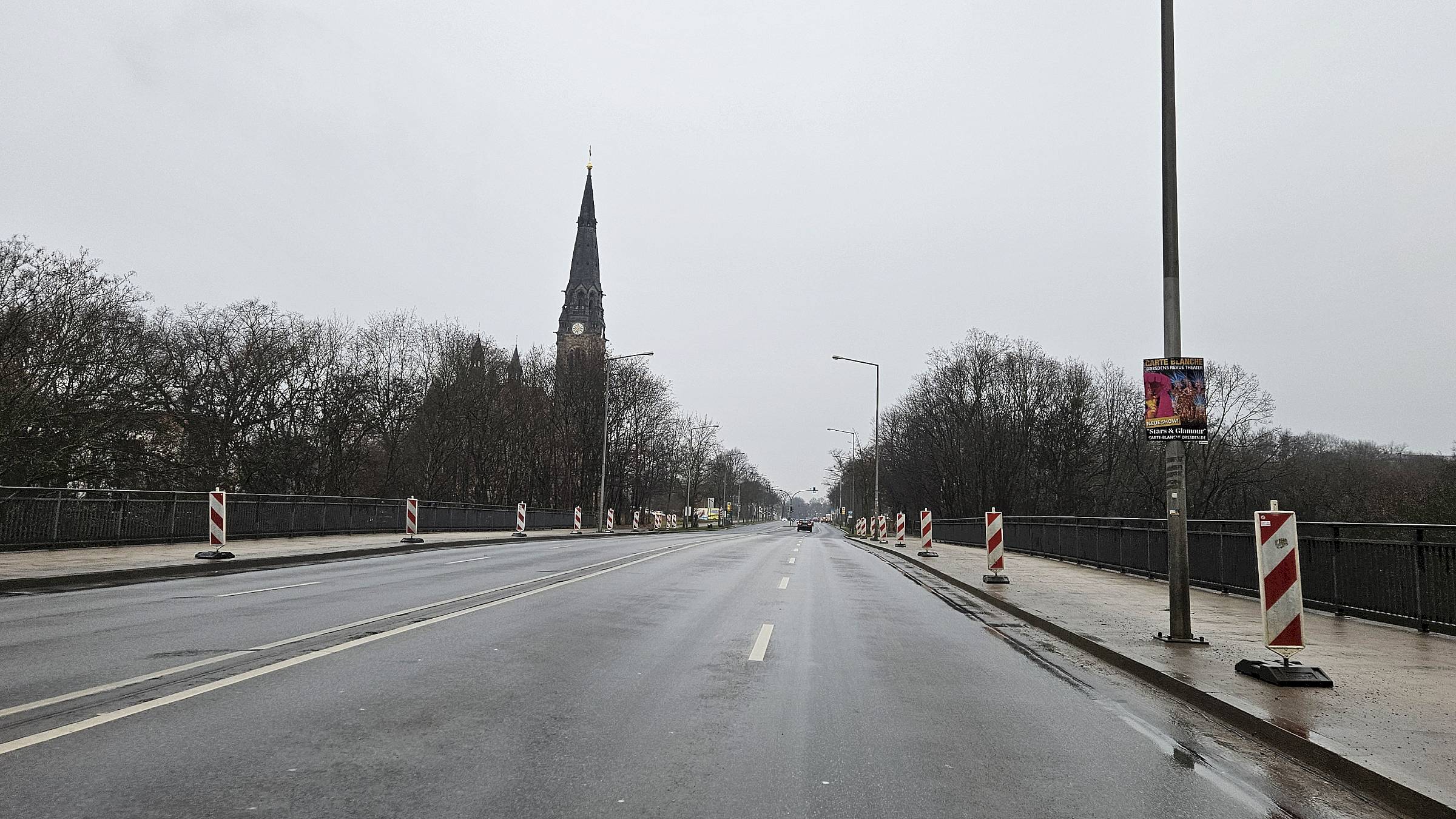Die Warnbaken für die Absperrungen stehen schon bereit. Foto: Anton Launer
