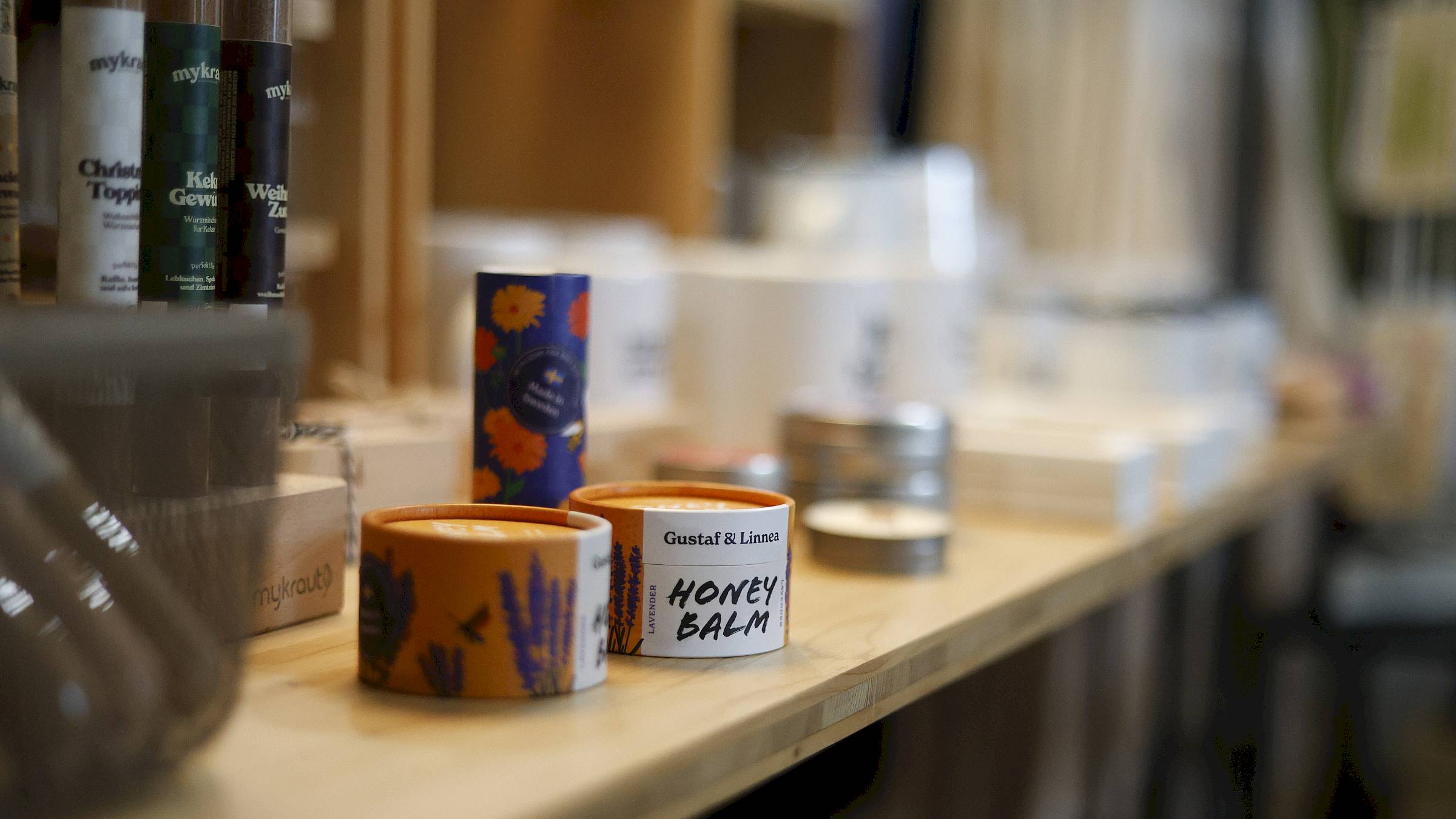 Accessoires und kleine Geschenke machen inzwischen einen Großteil des Geschäfts aus. Foto: Anton Launer