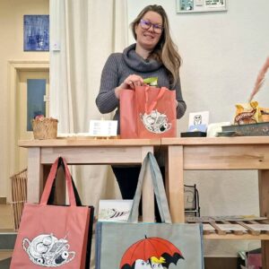 Neben Kaffee und Begegnungen gibt es bei Kate.Zeitlos auch finnische Postkarten, Artprints, kleine Designstücke und natürlich MOOMIN-Produkte sowie finnische Süßigkeiten. Foto: Jakub Gawlik