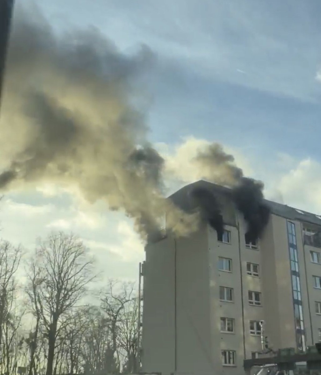 Aus bisher ungeklärter Ursache ist in der Stauffenbergallee 1 am Donnerstagnachmittag ein Brand ausgebrochen. Foto: Feuerwehr Dresden