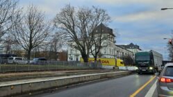 Die Laster kommen zurück auf die Stauffenbergallee Zwei Brummis verlassen über die schmale Straße "Zum Reiterberg" das Areal in dem sich auch das Zollamt befindet. Foto: Anton Launer