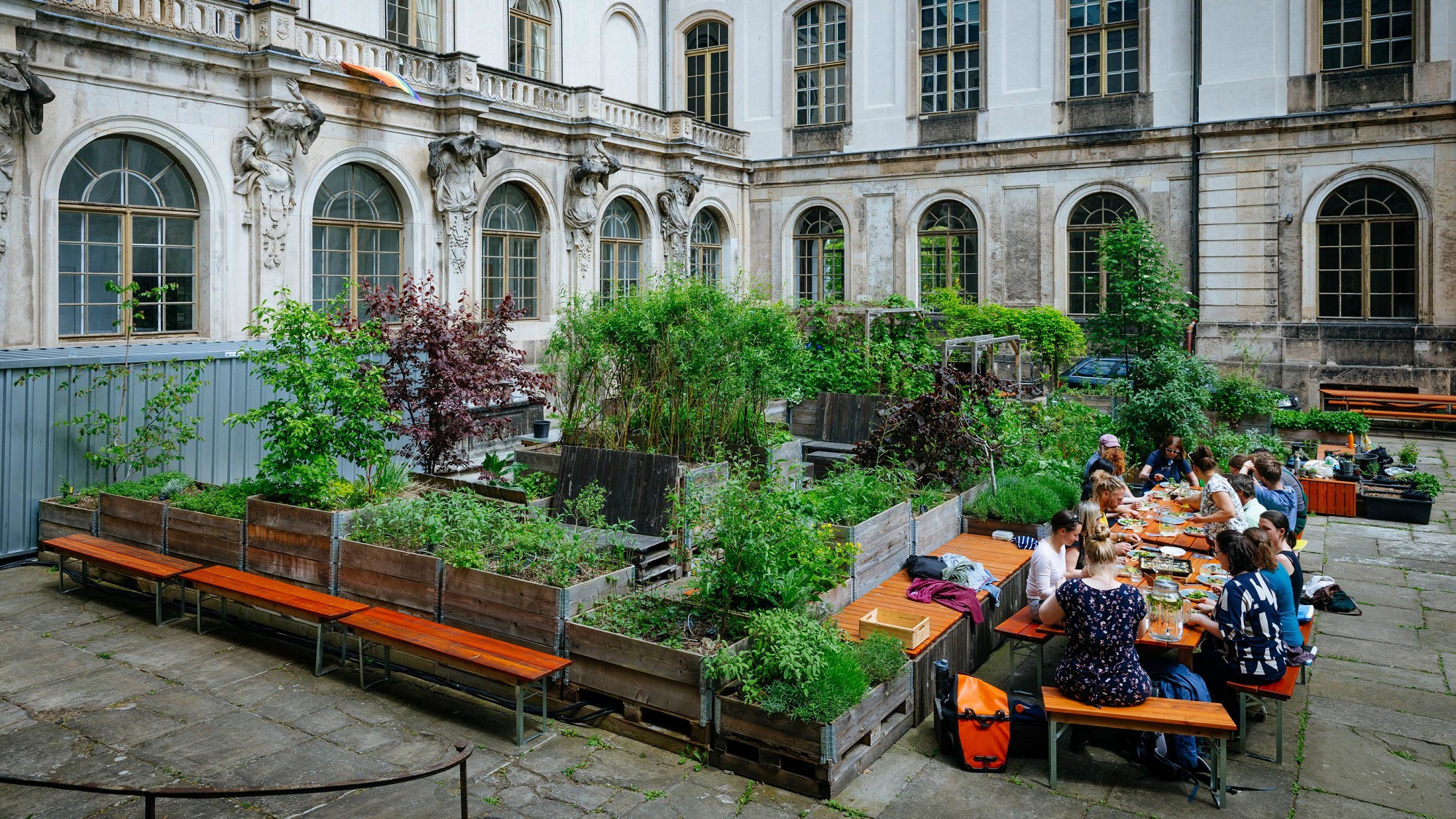 Im Sommer nutzt das Café den grünen Innenhof, ähnlich wie hier, beim "Lunch for Locals" im Mai 2023. Foto: Oliver Killig