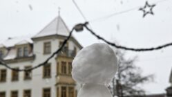 Neustadt-Geflüster Jahresrückblick 2025 Schneemann vor Stadtteilhaus - Foto: Anton Launer