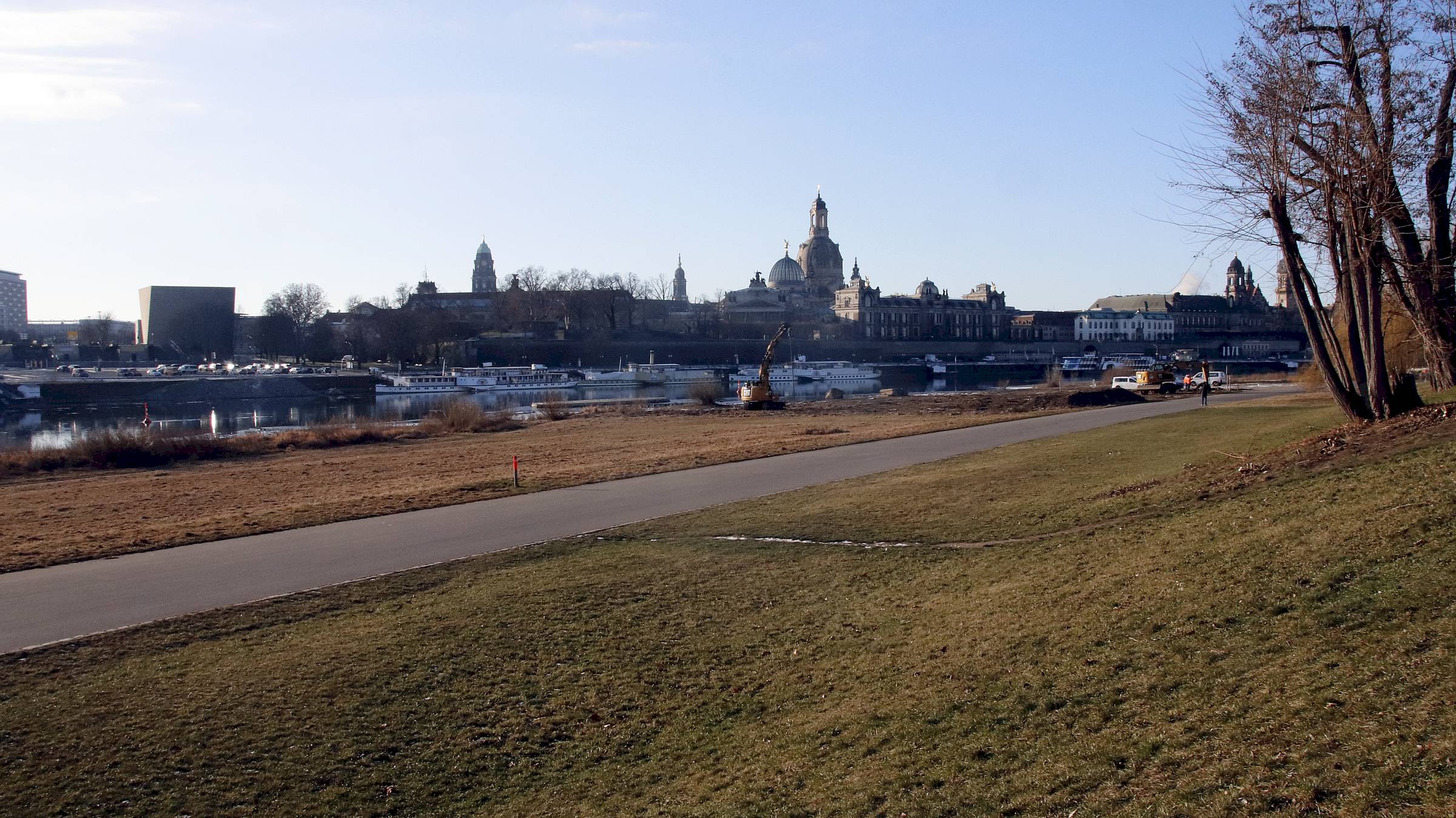 Aktuell kommt die Elbe zwischen Carola- und Rathenauplatz ganz ohne Brücke aus. Foto: Archiv Anton Launer