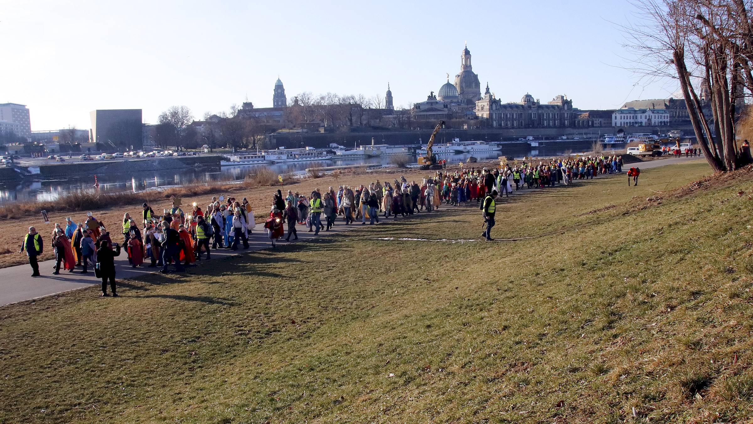 Rund 350 Sternsingerinnen und Sternsinger zogen am Mittwochvormittag zur Staatskanzlei. Foto: Anton Launer