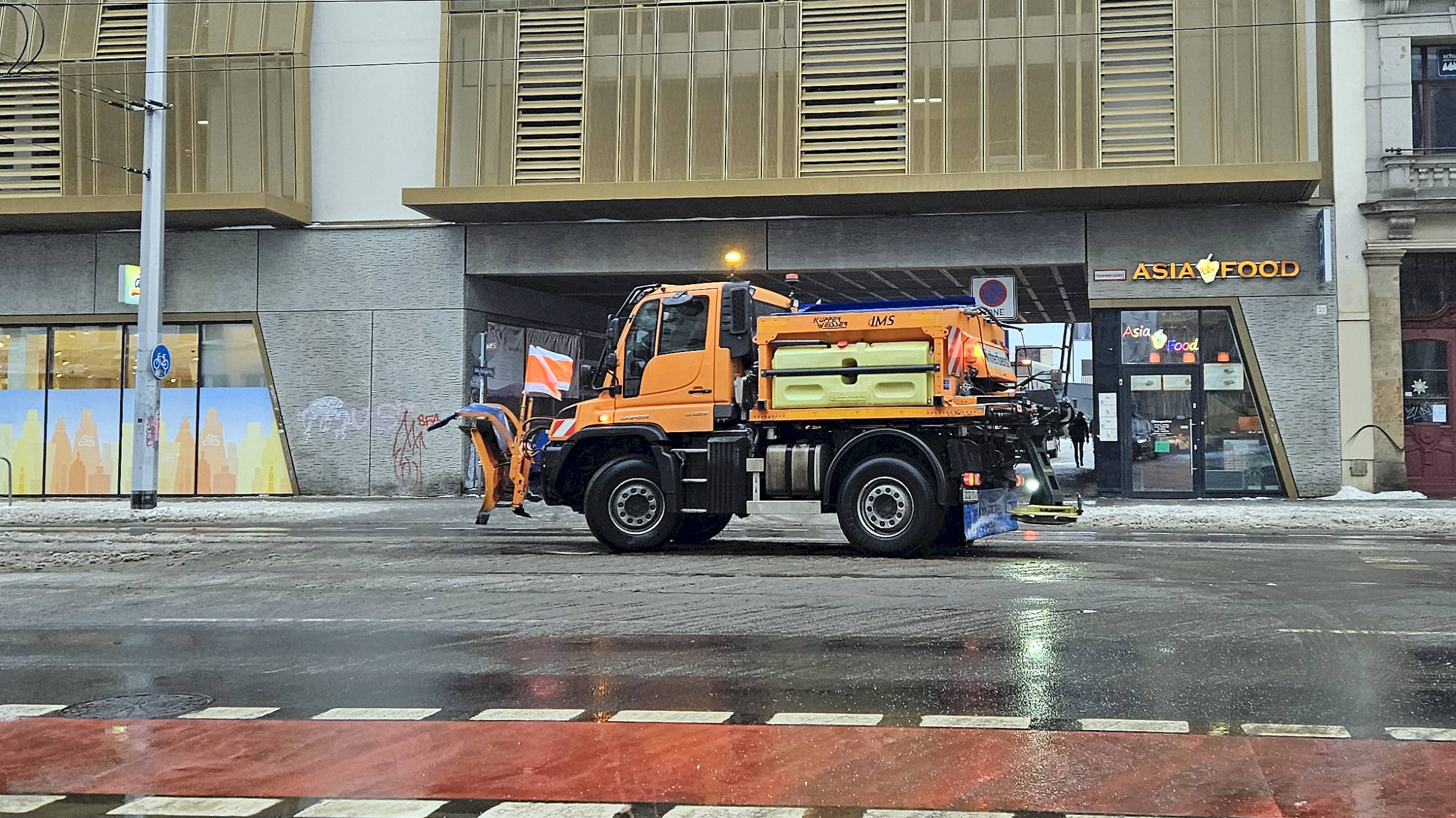 Der Winterdienst ist seit 2 Uhr im Einsatz. Foto: Anton Launer