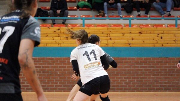 In einer umkämpften Partie gewannen am Ende die Riesaerinnen - Foto: Sportfreunde 01