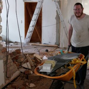 Ca. 80 Jahre nach dem Holocaust entsteht am Ende des Bahnsteigs des ehemaligen Deportationsbahnhofs eine Synagoge für eine neue jüdische Gemeinde. Foto: Herbert Lappe