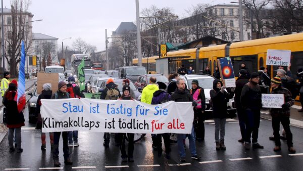 Rund 20 Personen der Gruppe Extinction Rebellion demonstrierten am Donnerstag an der Kreuzung Stauffenbergallee, Königsbrücker Straße - Foto: Anton Launer
