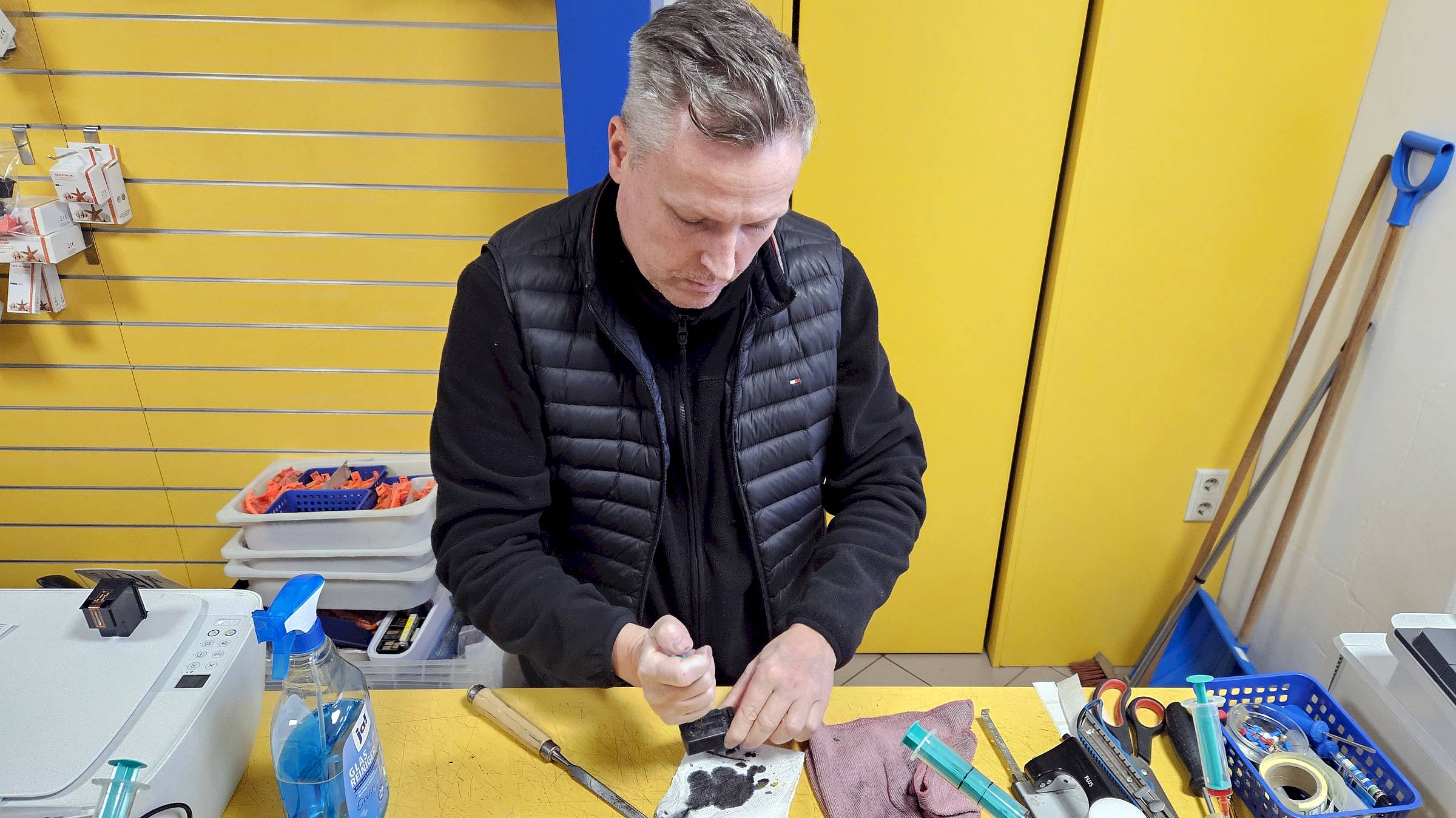 Seit fast 25 Jahren füllt Sven Schröder gebrauchte Tintenpatronen wieder auf. Foto: Anton Launer