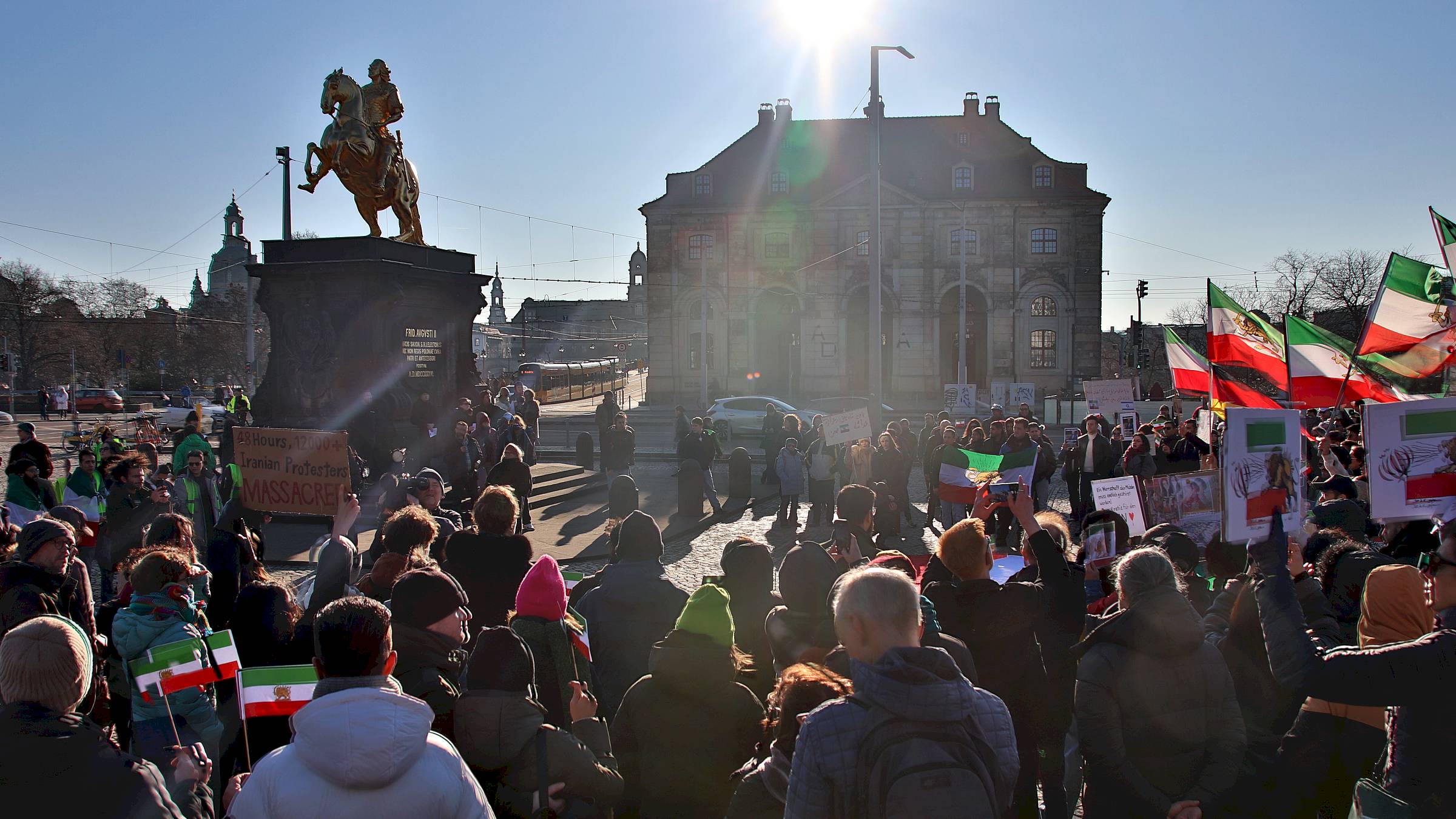 Hunderte versammelten sich am Goldenen Reiter, um die Aufmerksamkeit auf das Geschehen im Iran zu lenken. Foto: Anton Launer