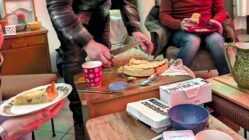 Kuchen als Gedicht: Die Unschule für Kunst erforscht neue Bildungswege Kuchen? Nein, Kunst! - Foto: Thomas Preibisch