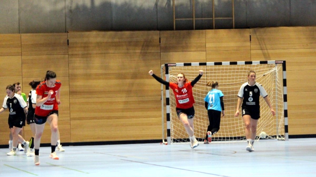 Einer von insgesamt 41 Torjubeln. Großartige Stimmung in der Halle an der Stauffenbergallee - Foto: Sportfreunde01
