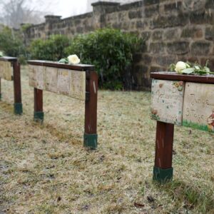 Von Dresdner Kindern gestaltete Gedenkanlage für die verstorbenen Kinder der Zwangsarbeiterinnen auf dem St.-Pauli-Friedhof - Foto: Stadtverwaltung Dresden, Diana Petters