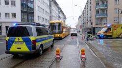 Radfahrer bei Zusammenstoß mit Straßenbahn schwer verletzt Unfall auf der Hoyerswerdaer Straße - Foto: Roland Halkasch