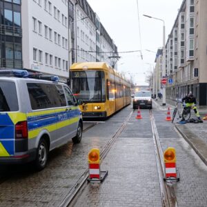 Radfahrer bei Zusammenstoß mit Straßenbahn schwer verletzt Unfall auf der Hoyerswerdaer Straße - Foto: Roland Halkasch