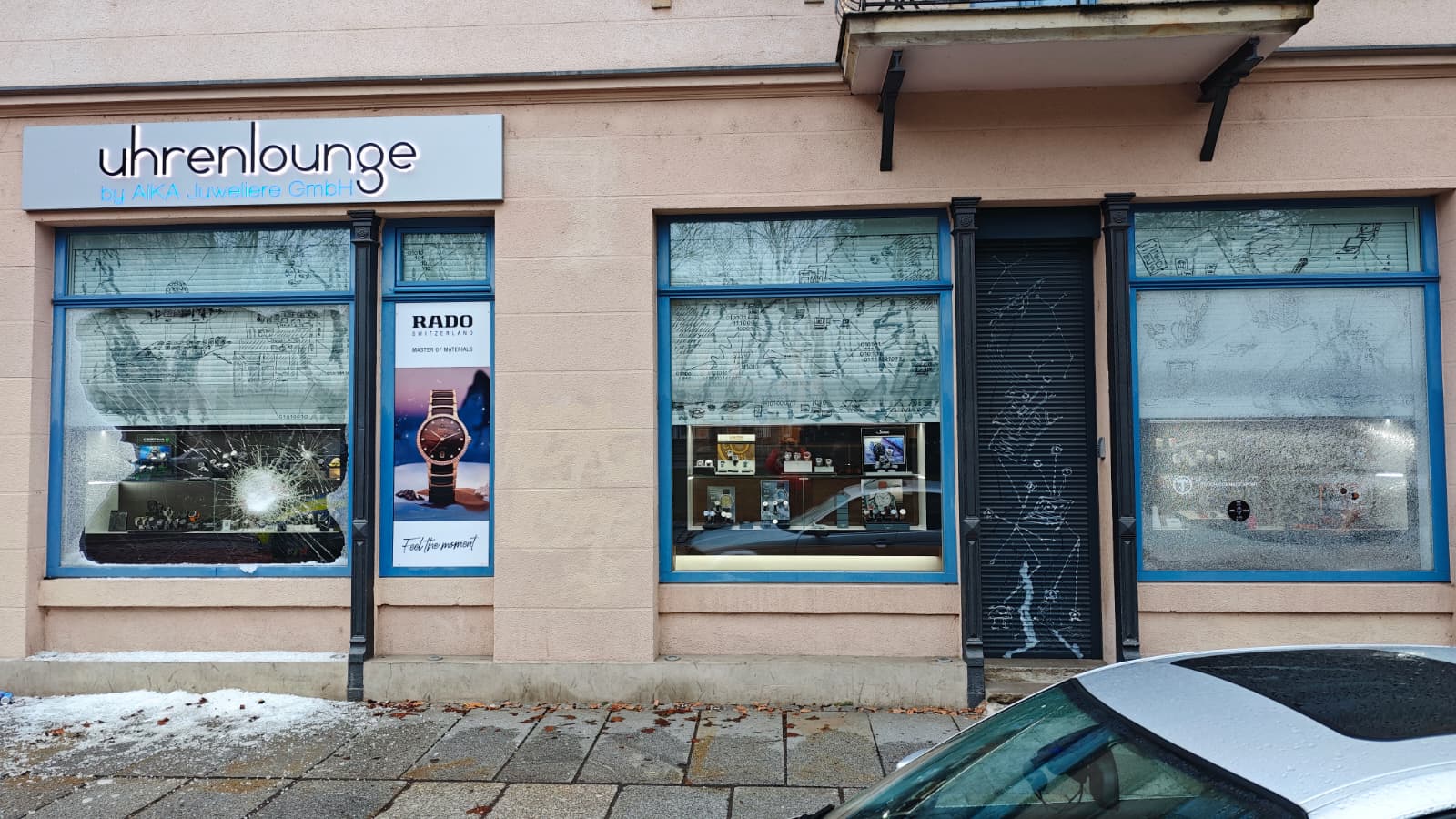 Zerstörte Schaufensterscheibe an der Uhrenlounge - Foto: privat
