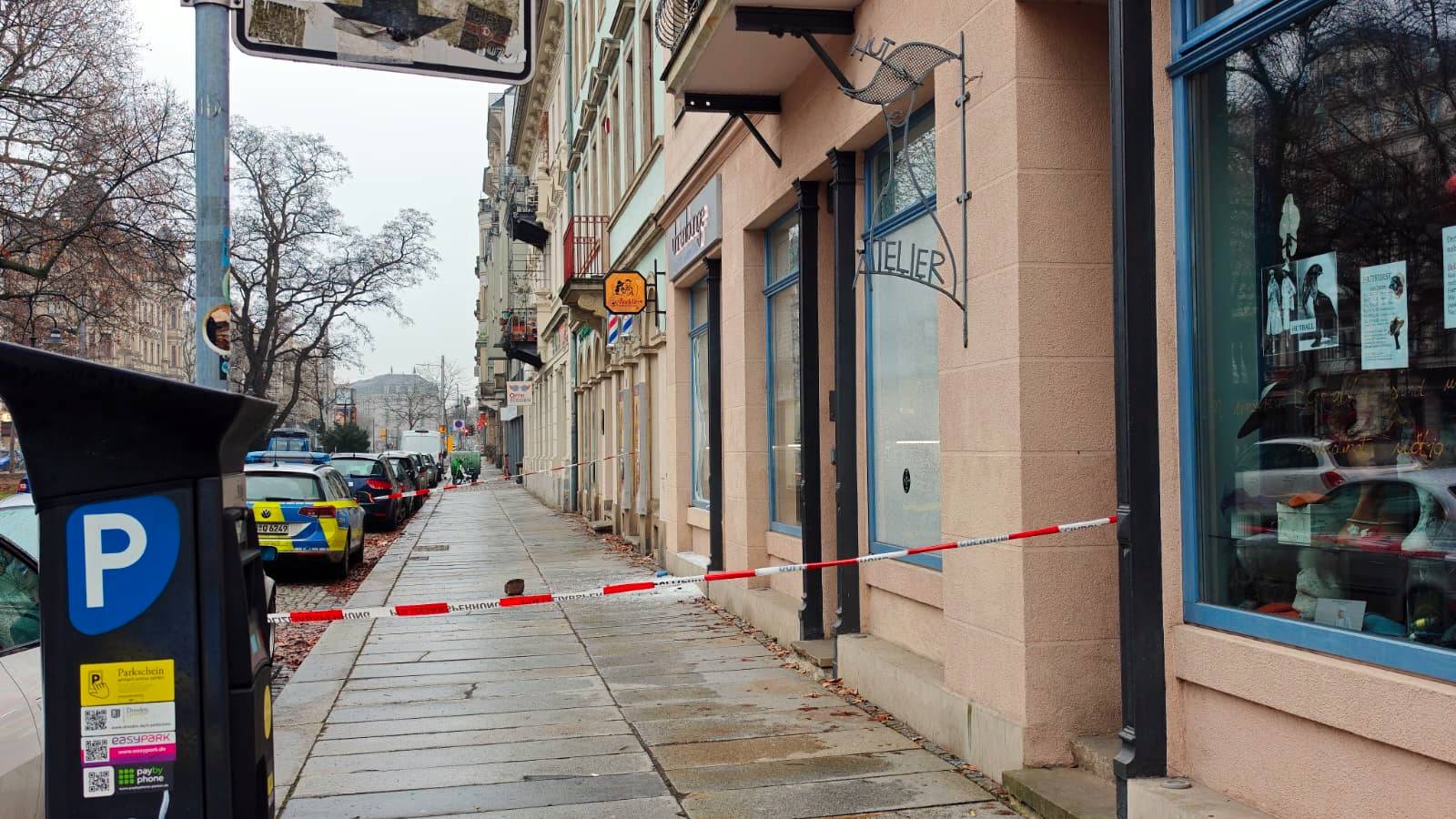 Die Steinewerfer hatten keine Chance gegen das Sicherheitsglas. Foto: privat