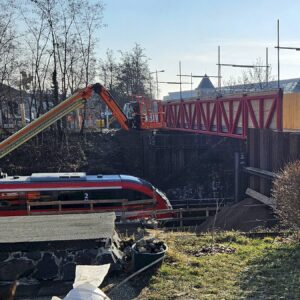 Die neue Behelfsbrücke ist eine sogenannte Fachwerk-Stahlbrücke. Foto: Anton Launer