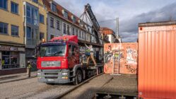 Bye, bye, Blechschloss Das Blechschloss zieht nun nach Halle an die Saale um. Foto: Peter Zuber