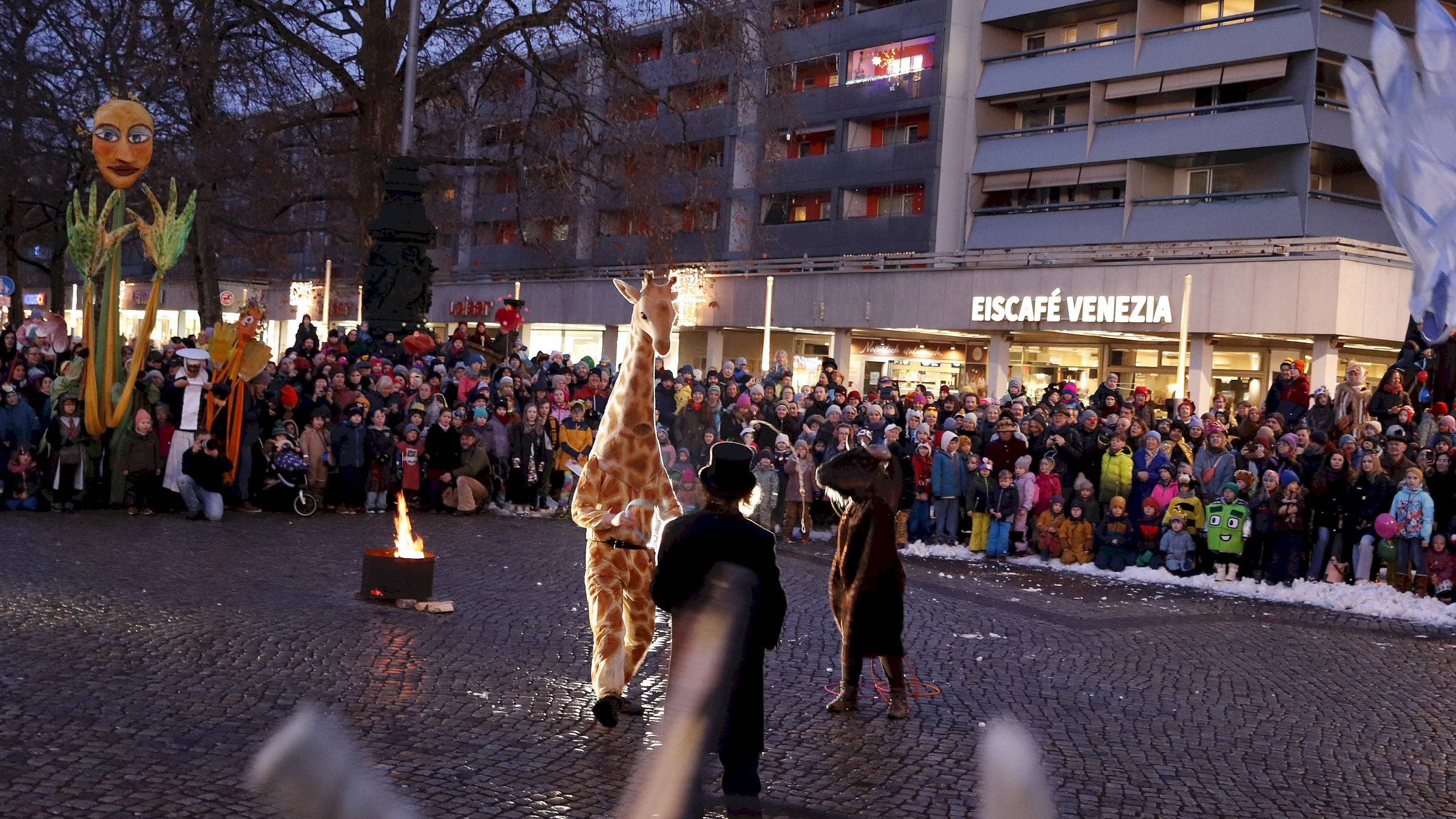 Umzug auf der Hauptstraße - Foto: Anton Launer