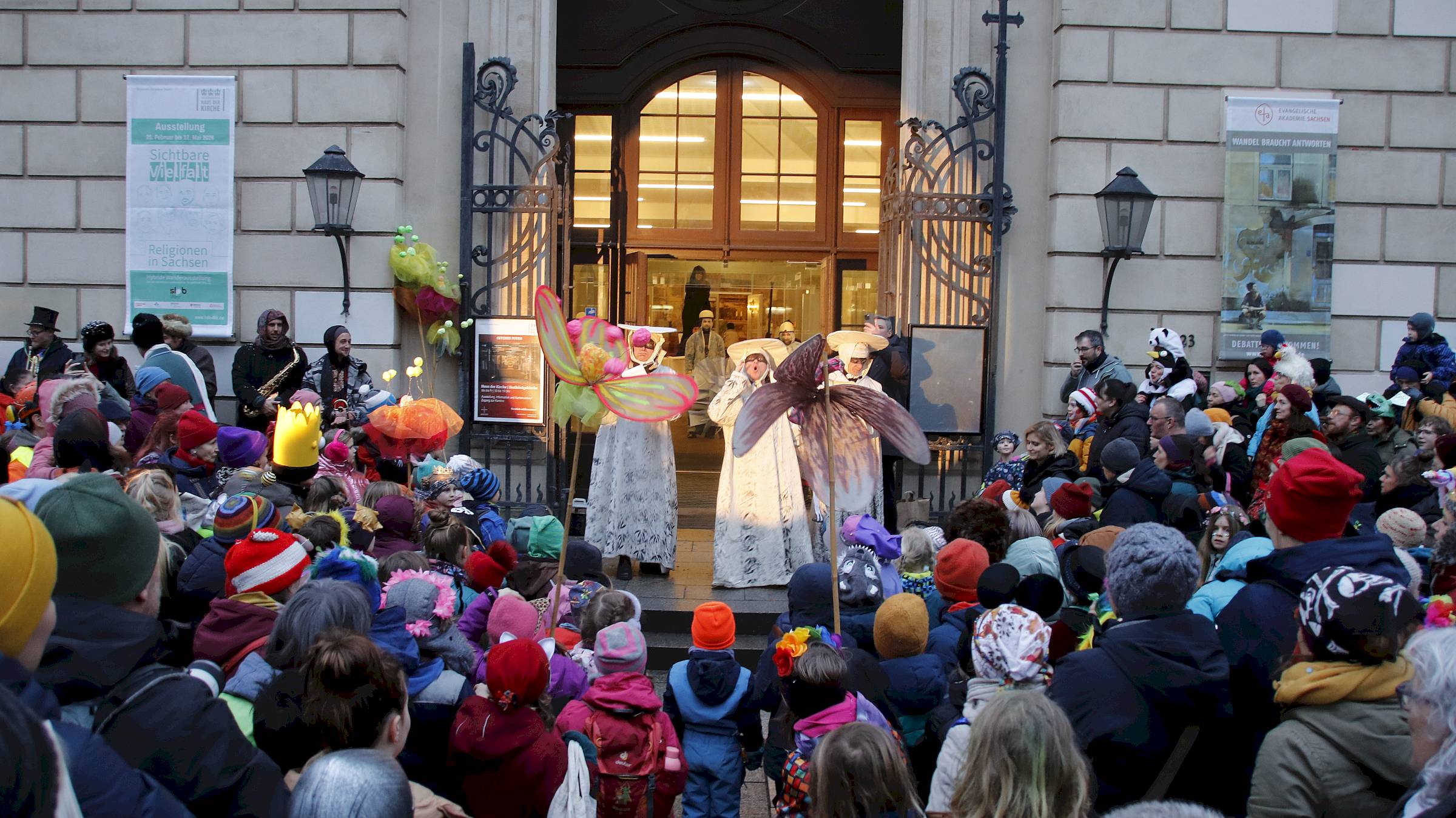 Der Umzug startete wie jedes Jahr in der Dreikönigskirche - Foto: Anton Launer