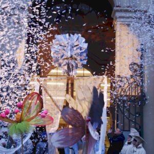 Er soll vertrieben werden - der Herr Winter guckt entsprechend griesgrämig. Foto: Anton Launer