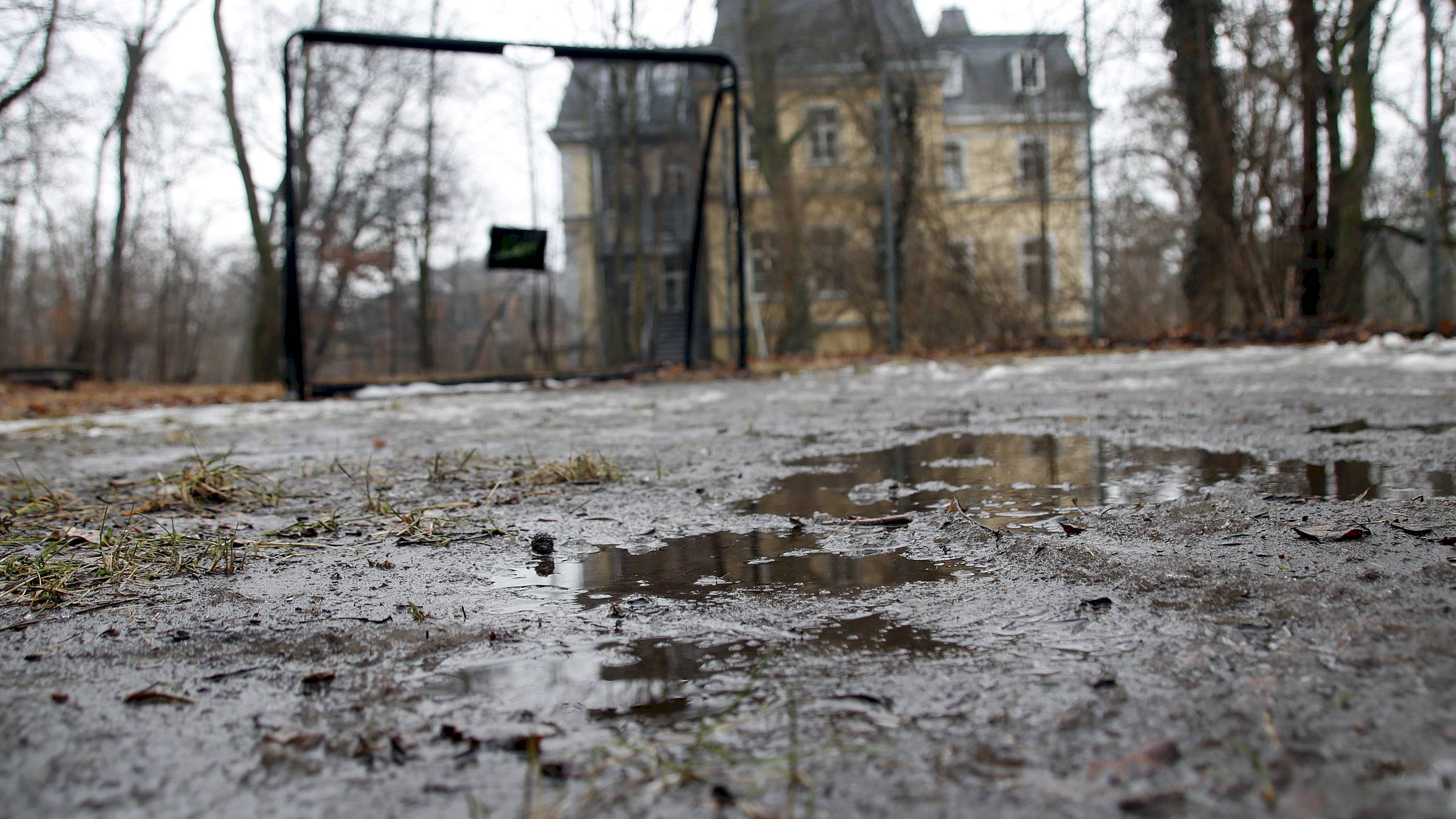 Aktuell ist der Bolzplatz in einem erbärmlichen Zustand. Foto: Anton Launer