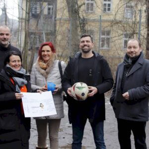 Scheckübergabe (v.l.): Mandy Pretzsch (Stadtbezirksamt Neustadt), Kinderhaus-Leiter Sandro Junge, Barbara Oehlke und Evelyn Dangries (Neustädter Advent), Benny Kirsten und Diakonie-Chef Thomas Slesazeck. Foto: Anton Launer