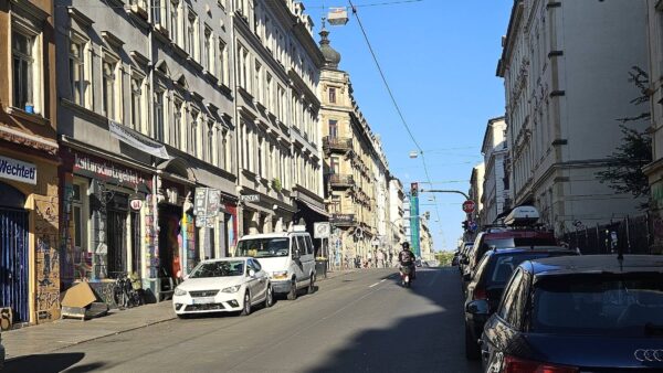 In dem Abschnitt der Louisenstraße sollen im Sommer Sitzgelegenheiten und Pflanzkübel aufgestellt werden. Foto: Archiv Anton Launer